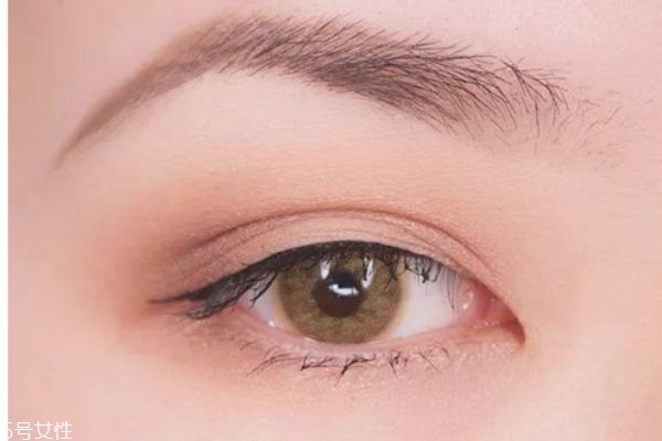 咖色系眼妝怎么畫 咖啡色細(xì)閃眼影怎么畫 咖色系眼妝怎么畫 咖啡色細(xì)閃眼影怎么畫