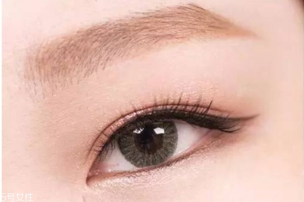 咖色系眼妝怎么畫 咖啡色細(xì)閃眼影怎么畫 咖色系眼妝怎么畫 咖啡色細(xì)閃眼影怎么畫