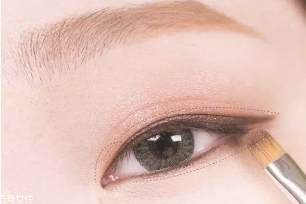 咖色系眼妝怎么畫 咖啡色細(xì)閃眼影怎么畫 咖色系眼妝怎么畫 咖啡色細(xì)閃眼影怎么畫