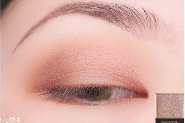咖色系眼妝怎么畫 咖啡色細(xì)閃眼影怎么畫 咖色系眼妝怎么畫 咖啡色細(xì)閃眼影怎么畫