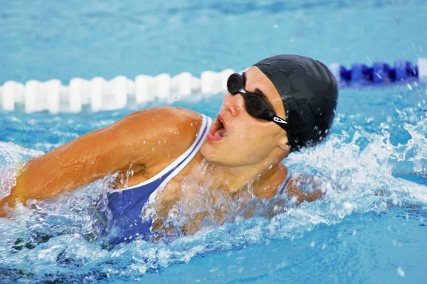 游泳能鍛煉腹肌嗎 這是肯定的 游泳能鍛煉腹肌嗎 這是肯定的