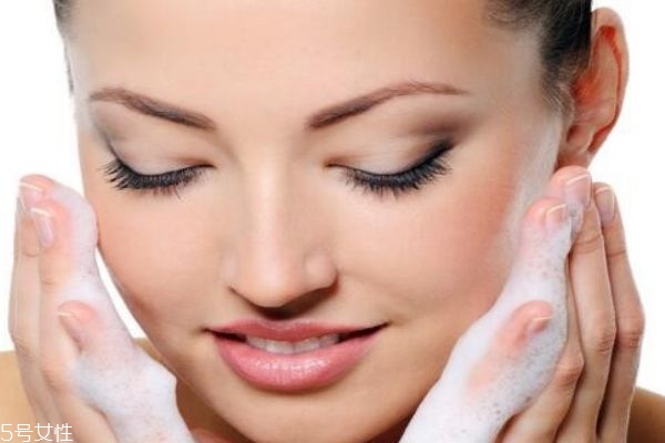 臉上長閉口怎么辦 閉口如何清除