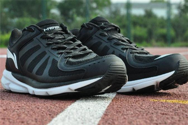 跑鞋和羽毛球鞋的區(qū)別 兩者有很大不同 跑鞋和羽毛球鞋的區(qū)別 兩者有很大不同