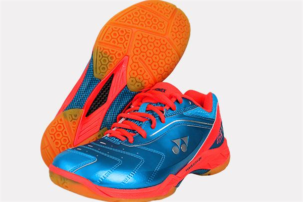 羽毛球鞋可以打排球嗎 偶爾可以替代 羽毛球鞋可以打排球嗎 偶爾可以替代