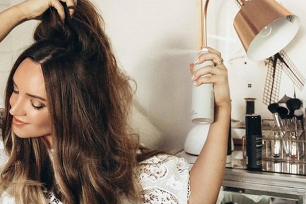 干洗發(fā)噴霧怎么用去油效果好 3招告別油膩發(fā)絲 干洗發(fā)噴霧怎么用去油效果好 3招告別油膩發(fā)絲