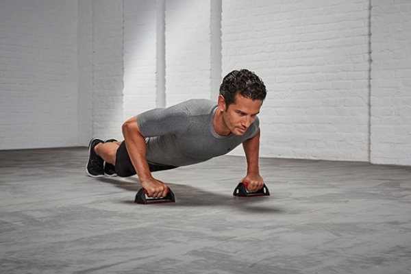 俯臥撐能練腹肌嗎 比較困難 俯臥撐能練腹肌嗎 比較困難