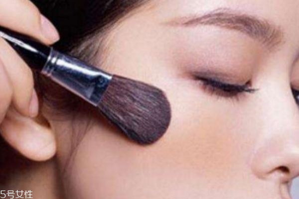 散粉選擇什么顏色好 不同顏色有不同功效 散粉選擇什么顏色好 不同顏色有不同功效