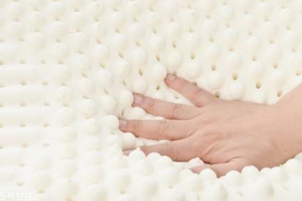 乳膠枕對(duì)頸椎病有用嗎 乳膠枕頭適合如下人群