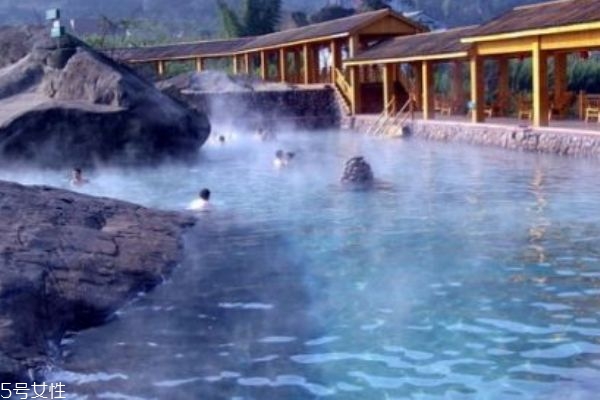 冬天適合去哪里旅游 滑雪溫泉一個都不能少 冬天適合去哪里旅游 滑雪溫泉一個都不能少