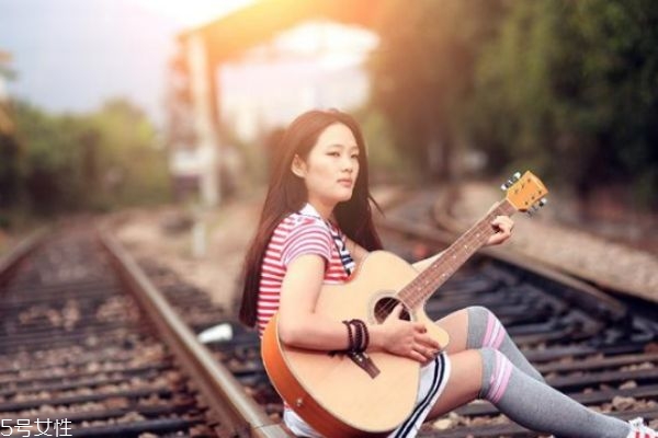 尤克里里和吉他的區(qū)別 尤克里里適合多大孩子學(xué) 尤克里里和吉他的區(qū)別 尤克里里適合多大孩子學(xué)