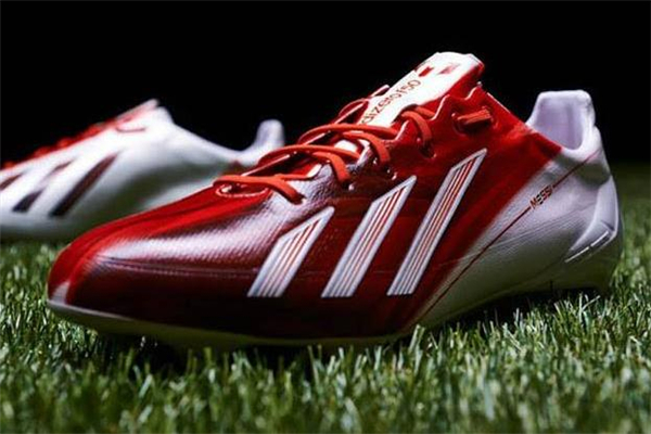 足球鞋和運(yùn)動(dòng)鞋的區(qū)別 差異很明顯 足球鞋和運(yùn)動(dòng)鞋的區(qū)別 差異很明顯