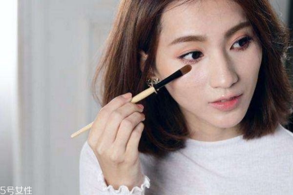 遮瑕膏怎么遮眼袋 遮瑕膏怎么遮眼袋