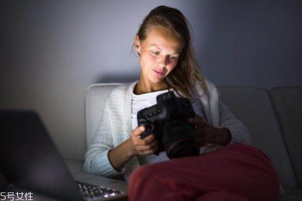 熬夜敷面膜有用嗎 睡前護膚的正確步驟 熬夜敷面膜有用嗎 睡前護膚的正確步驟