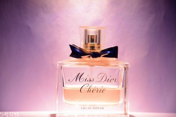 香水為什么分前中后調(diào) 香水小知識 香水為什么分前中后調(diào) 香水小知識