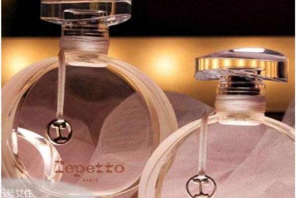 香水為什么要噴在耳后和手腕 噴香水技巧全在這 香水為什么要噴在耳后和手腕 噴香水技巧全在這