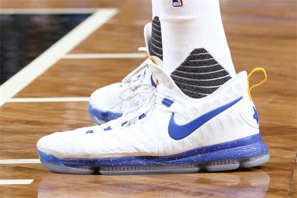 籃球鞋和足球鞋的區(qū)別 設(shè)計(jì)完全不一樣 籃球鞋和足球鞋的區(qū)別 設(shè)計(jì)完全不一樣