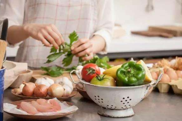 老人吃完飯之后怎么辦 教你四招養(yǎng)生方法 老人吃完飯之后怎么辦 教你四招養(yǎng)生方法