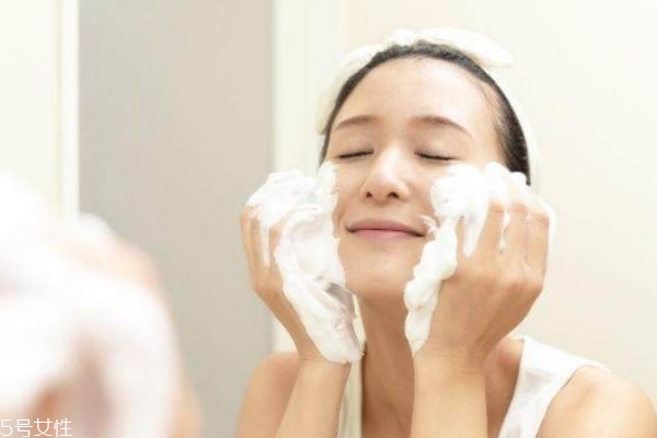 熬夜敷面膜有用嗎 睡前護膚的正確步驟 熬夜敷面膜有用嗎 睡前護膚的正確步驟