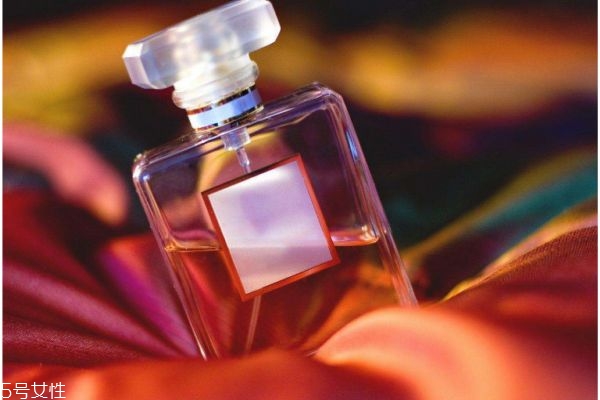 香水為什么分前中后調(diào) 香水小知識 香水為什么分前中后調(diào) 香水小知識