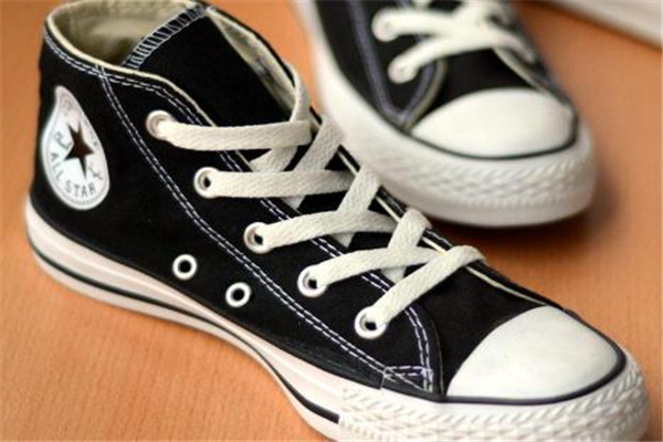 為什么帆布鞋容易臭 出汗不透氣導致 為什么帆布鞋容易臭 出汗不透氣導致