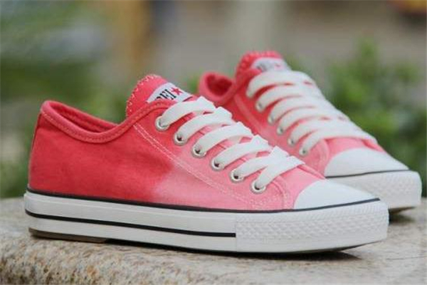 為什么帆布鞋容易臭 出汗不透氣導致 為什么帆布鞋容易臭 出汗不透氣導致