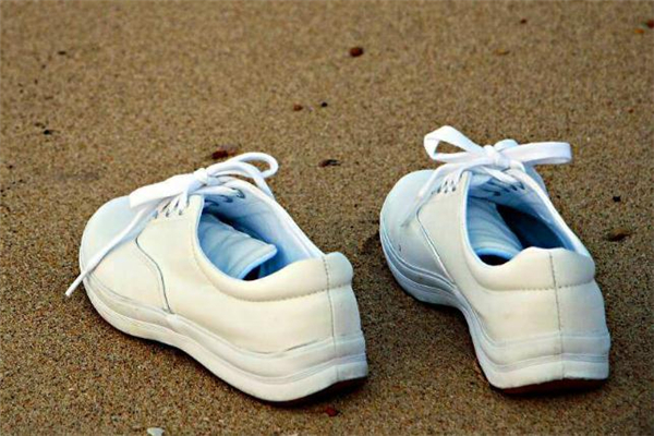 白球鞋可以用84泡嗎 對(duì)球鞋有傷害 白球鞋可以用84泡嗎 對(duì)球鞋有傷害