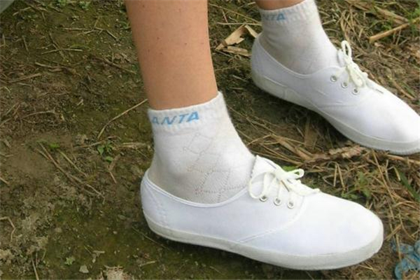 白球鞋可以用84泡嗎 對(duì)球鞋有傷害 白球鞋可以用84泡嗎 對(duì)球鞋有傷害