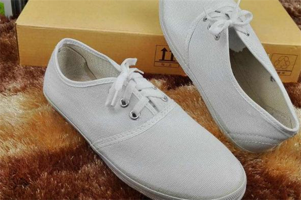 白球鞋可以用84泡嗎 對(duì)球鞋有傷害 白球鞋可以用84泡嗎 對(duì)球鞋有傷害