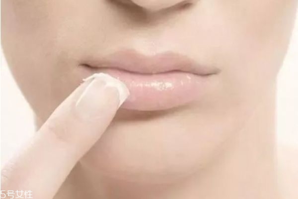 嘴唇為什么干燥 嘴唇干怎么保養(yǎng) 嘴唇為什么干燥 嘴唇干怎么保養(yǎng)