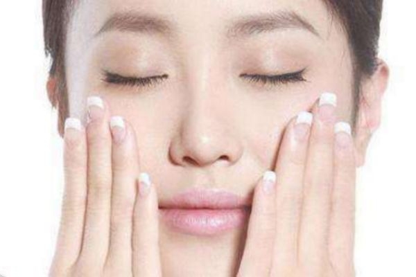 熬夜起痘痘能擠嗎 熬夜痘痘去除方法 熬夜起痘痘能擠嗎 熬夜痘痘去除方法