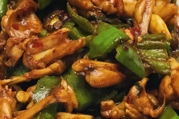 牛蛙要?jiǎng)兤?剝皮更美味 牛蛙要?jiǎng)兤?剝皮更美味