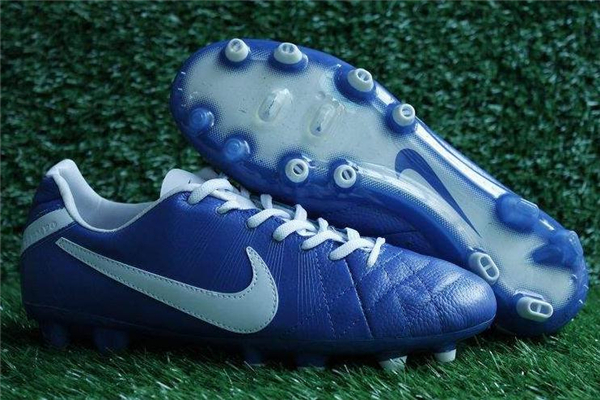 足球鞋ag和fg的區(qū)別 適合場(chǎng)地不同 足球鞋ag和fg的區(qū)別 適合場(chǎng)地不同
