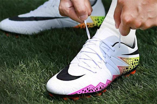 足球鞋ag和fg的區(qū)別 適合場(chǎng)地不同 足球鞋ag和fg的區(qū)別 適合場(chǎng)地不同