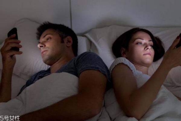 熬夜起痘痘能擠嗎 熬夜痘痘去除方法 熬夜起痘痘能擠嗎 熬夜痘痘去除方法