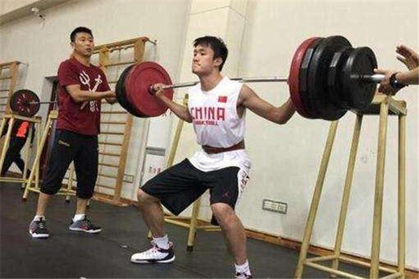 杠鈴深蹲可以天天練嗎 肌肉需要休息 杠鈴深蹲可以天天練嗎 肌肉需要休息