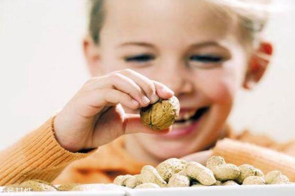 寶寶誤吞異物會(huì)有什么癥狀 寶寶吞了異物怎么辦 寶寶誤吞異物會(huì)有什么癥狀 寶寶吞了異物怎么辦