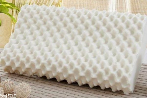 記憶枕適合什么人用 頸椎病選記憶枕還是乳膠枕 記憶枕適合什么人用 頸椎病選記憶枕還是乳膠枕