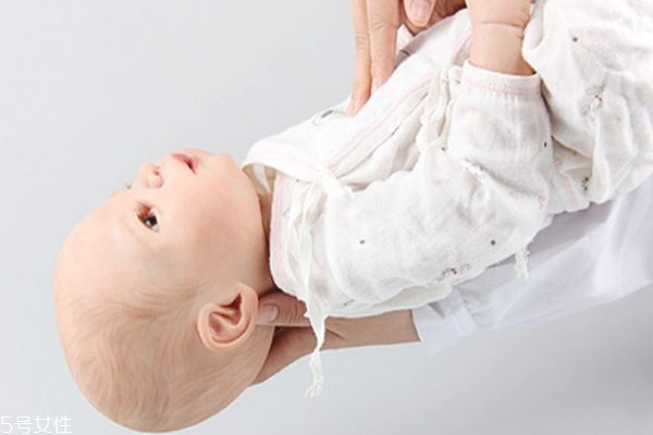 小孩誤吞異物的急救方法 教你如何處理 小孩誤吞異物的急救方法 教你如何處理