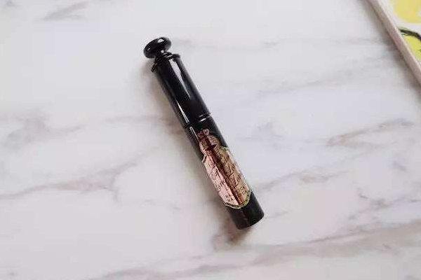 睫毛膏結(jié)塊了滴入什么 滴眼液or食鹽水 睫毛膏結(jié)塊了滴入什么 滴眼液or食鹽水