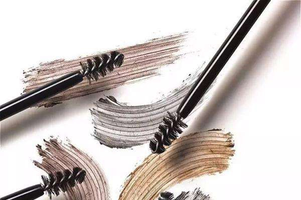 睫毛膏結(jié)塊了滴入什么 滴眼液or食鹽水 睫毛膏結(jié)塊了滴入什么 滴眼液or食鹽水