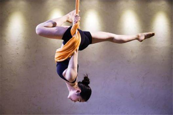 空中瑜伽會(huì)掉下來(lái)嗎 不要自己瞎練 空中瑜伽會(huì)掉下來(lái)嗎 不要自己瞎練