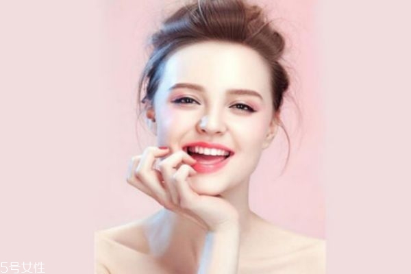 換季皮膚干燥如何補(bǔ)水 臉部皮膚補(bǔ)水方法 換季皮膚干燥如何補(bǔ)水 臉部皮膚補(bǔ)水方法