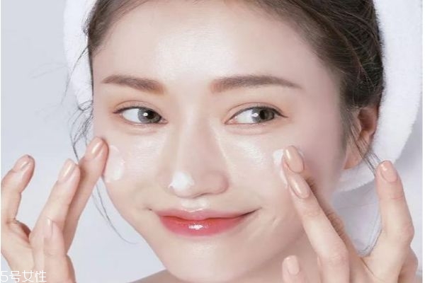 干性皮膚快速補水小竅門 秋冬季節(jié)皮膚補水保濕小妙招 干性皮膚快速補水小竅門 秋冬季節(jié)皮膚補水保濕小妙招