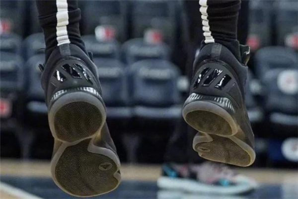 阿迪達斯羅斯10代諜照 羅斯戰(zhàn)靴全新亮相 阿迪達斯羅斯10代諜照 羅斯戰(zhàn)靴全新亮相