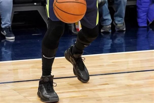 阿迪達斯羅斯10代諜照 羅斯戰(zhàn)靴全新亮相 阿迪達斯羅斯10代諜照 羅斯戰(zhàn)靴全新亮相