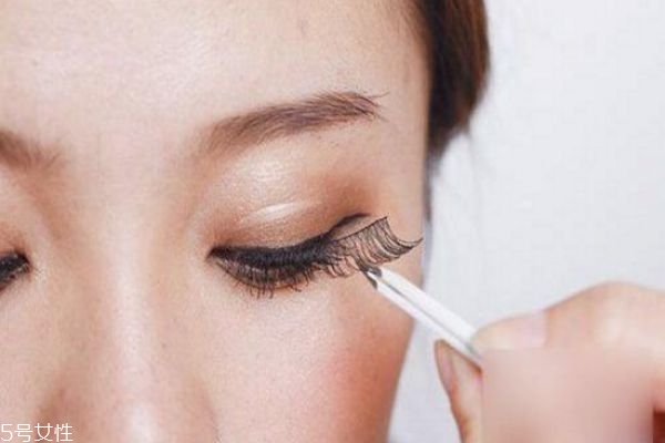 假睫毛怎么貼才逼真 如何貼假睫毛真實(shí)且不易掉 假睫毛怎么貼才逼真 如何貼假睫毛真實(shí)且不易掉