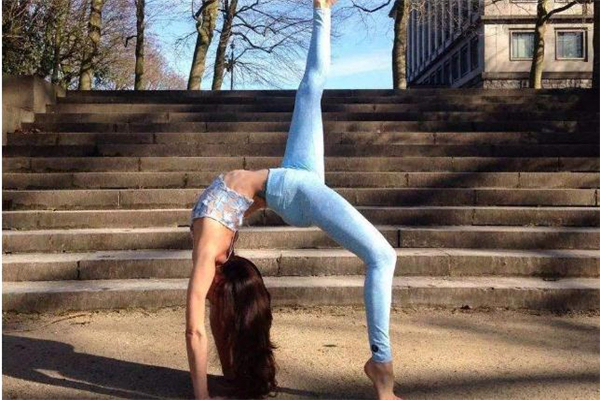 瑜伽輪式中頭怎么離地 靠四肢力量 瑜伽輪式中頭怎么離地 靠四肢力量