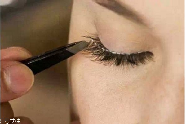 初學者怎么粘假睫毛 手把手教你貼 初學者怎么粘假睫毛 手把手教你貼