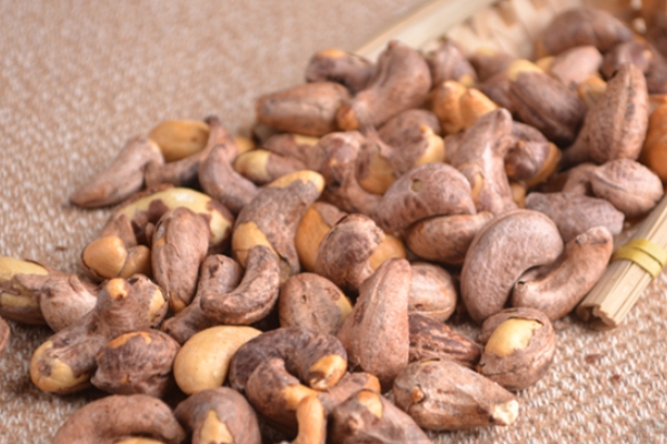 腰果可以作為零食吃嗎 最好是不要 腰果可以作為零食吃嗎 最好是不要