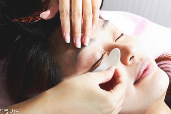 嫁接睫毛怎么保持更長時(shí)間 嫁接睫毛的詳細(xì)步驟 嫁接睫毛怎么保持更長時(shí)間 嫁接睫毛的詳細(xì)步驟